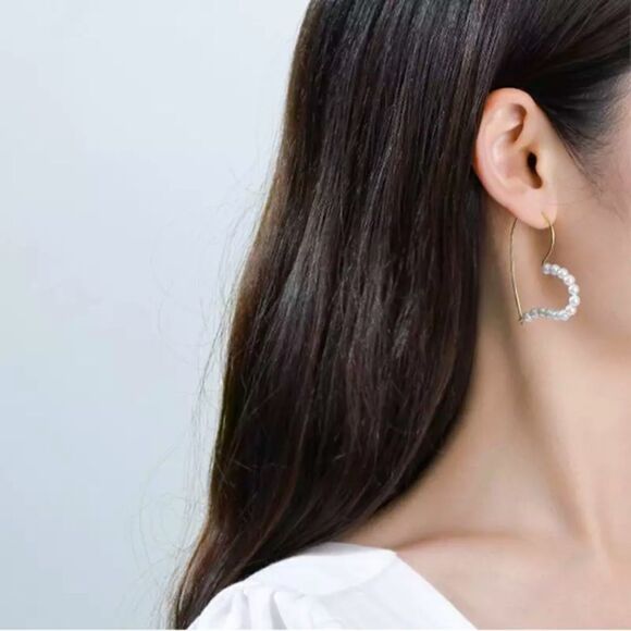 “Queen of Hearts” Pearl Hoop Earrings - Picture 8 of 8